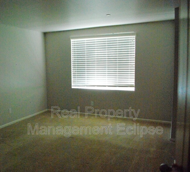 Building Photo - 10707 Ross Rd