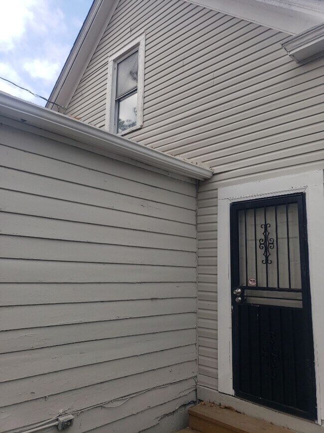 Building Photo - Charming 4-Bedroom Property in Prime Location