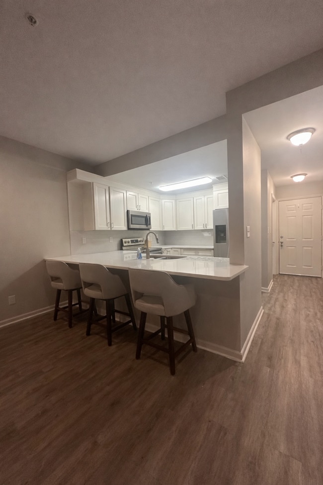 Building Photo - MOVE IN PROMO!!! ONE MONTH FREE --- Beautiful Condo walking distance to Grand Boulevard!