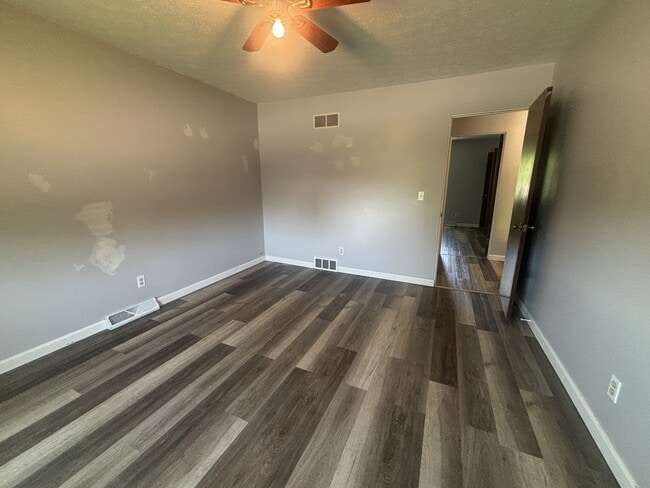 Building Photo - 601 Lakeview Dr
