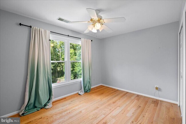 Building Photo - 8608 Oak Brook Ln