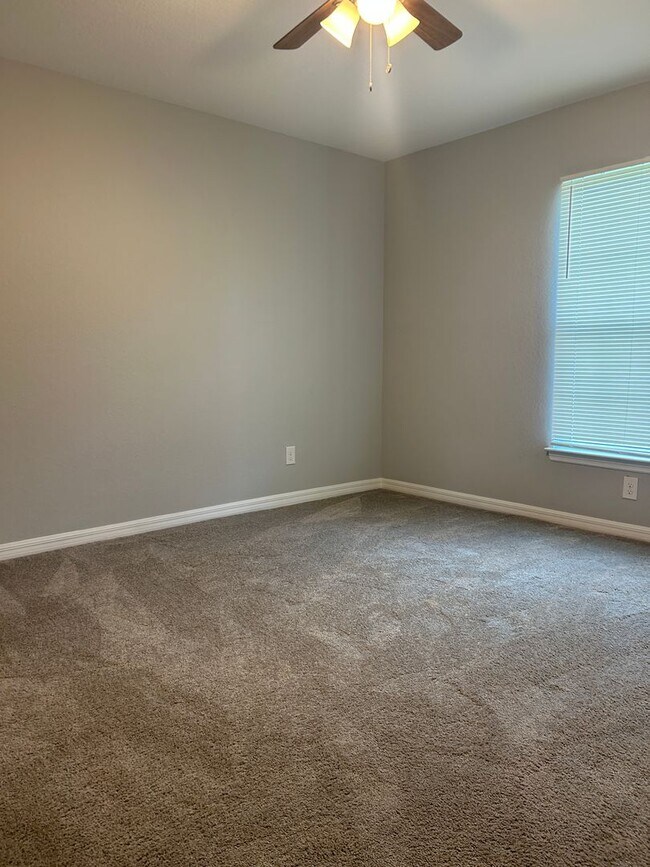 Building Photo - 4 Bedrooms 2 Baths Single-Family Fenced Ho...