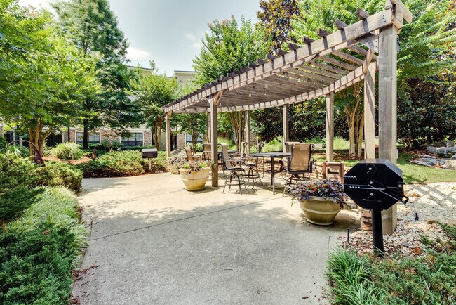 Building Photo - 2-Bed/2-Bath in Green Hills/Belmont/Vanderbilt