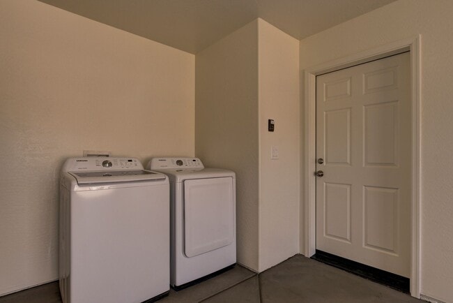 Building Photo - 3027 N Corrine Dr