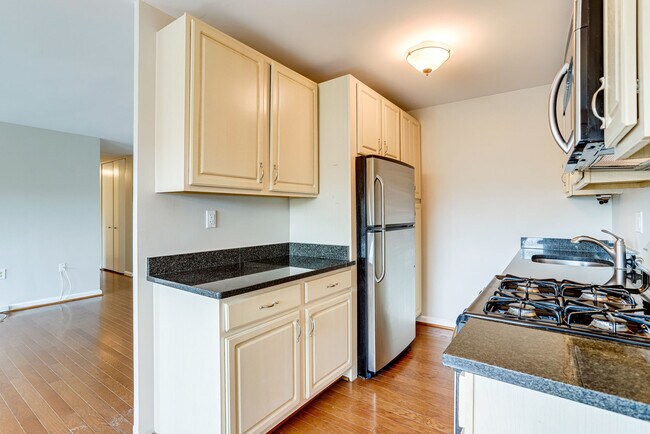 Building Photo - 1300 S Arlington Ridge Rd