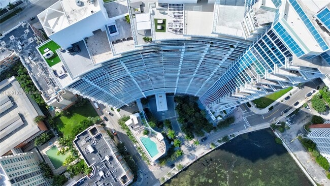 Building Photo - 2020 N Bayshore Dr