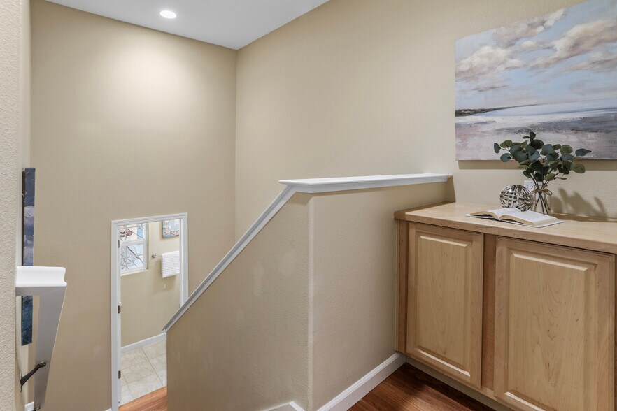 Building Photo - 690 Claridad Loop