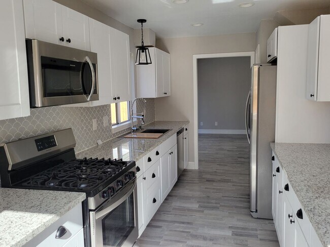 Building Photo - Beautiful Remodeled 4 Bedroom in Sparks