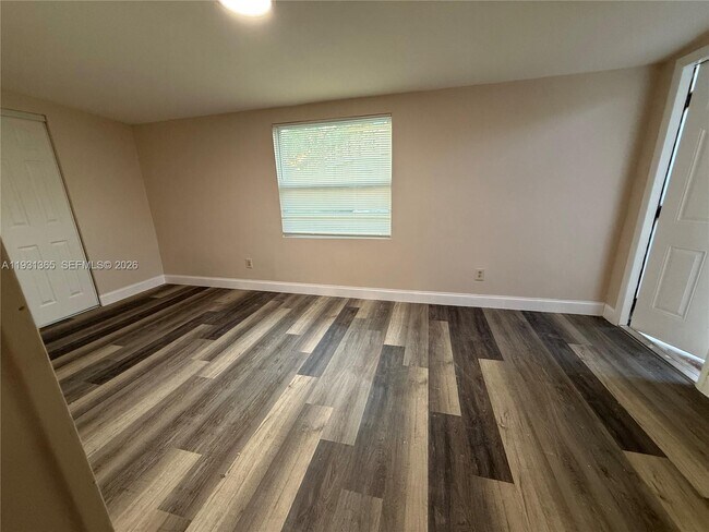 Building Photo - 3033 NW 43rd Ave