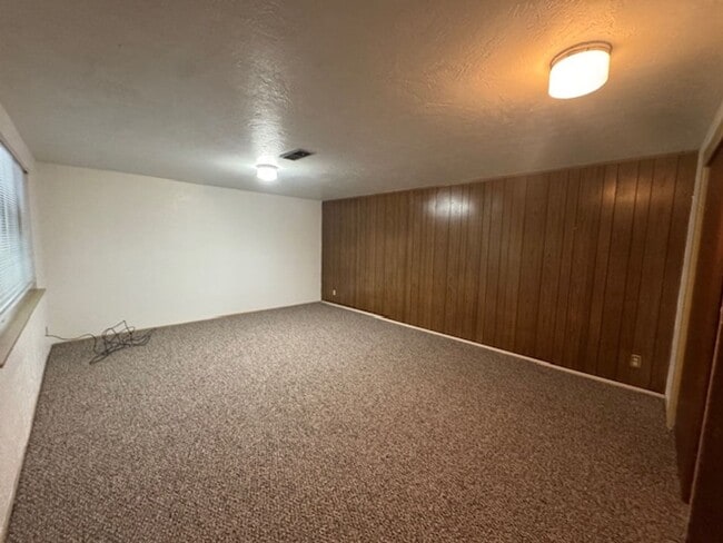 Building Photo - Well located, 4/2, Redwood views