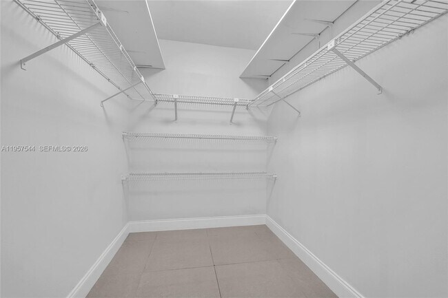 Building Photo - 220 Lakeview Dr