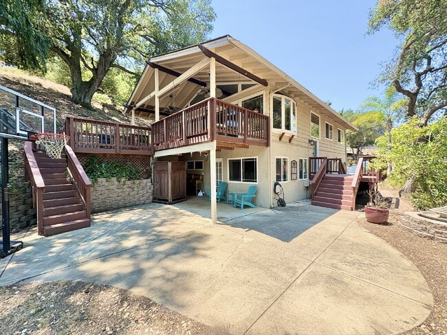 Building Photo - Charming 4-Bed by the Lake in Morgan Hill