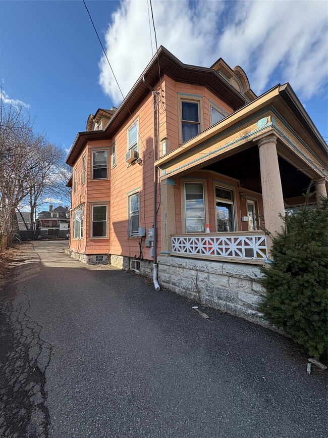 Building Photo - 121 Oak St