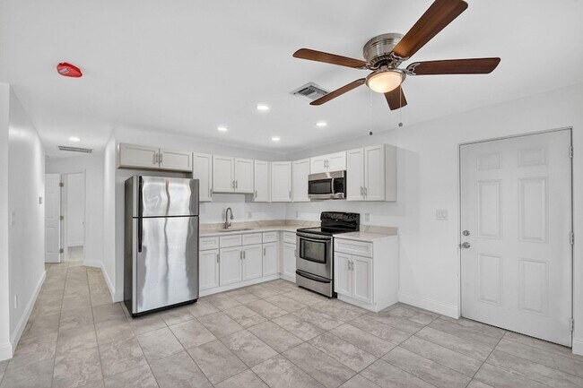 Building Photo - 917 W 2nd St