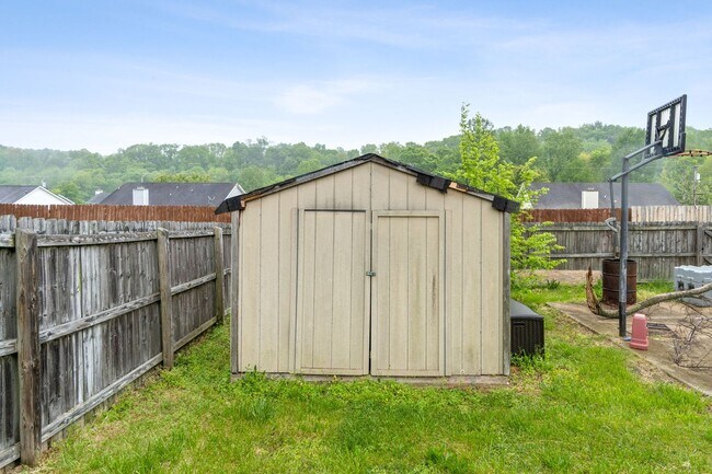 Building Photo - Lovely home in Peach Tree - Waiting for you to call home for the Holidays!