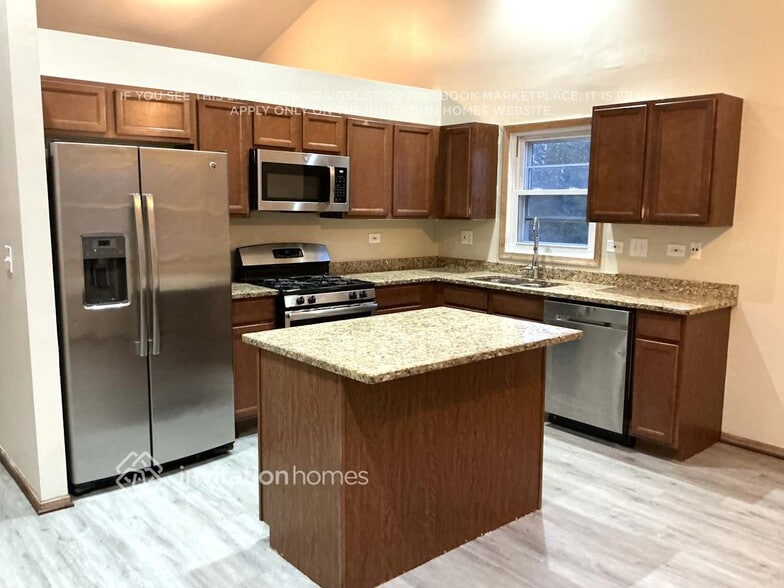 Building Photo - 800 E Belmont Ave