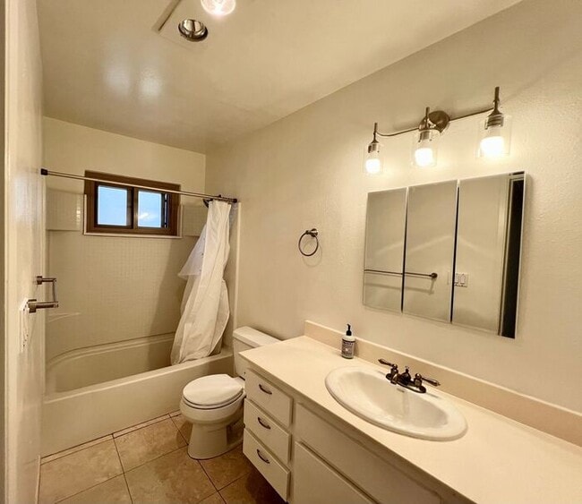 Building Photo - Spacious 2BR/1.5BA Townhome with A/C, Parking & Luxury Community Amenities