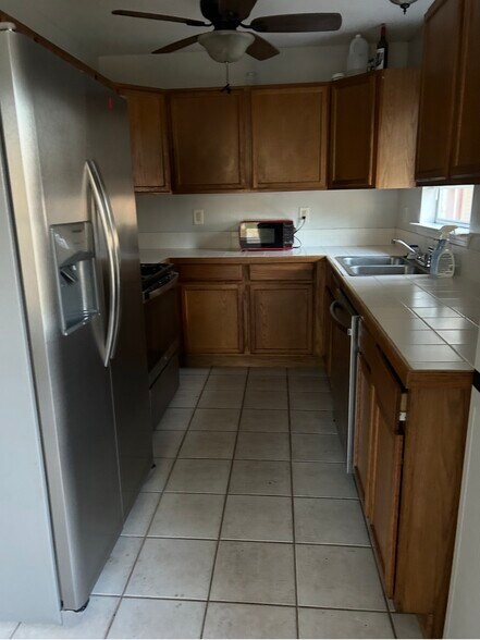Full kitchen - 70497 D St