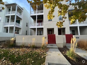 Building Photo - 3 Bedroom/3.5 Bathroom Townhome in South J...