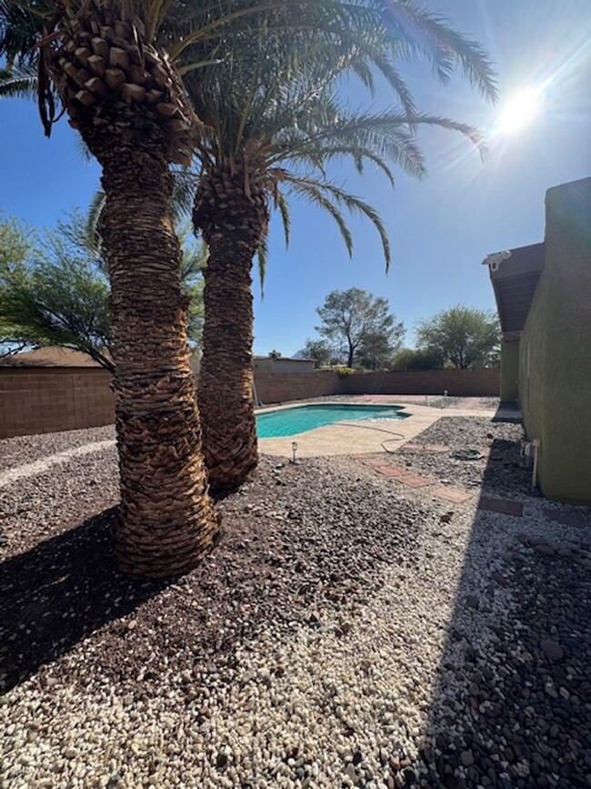 Building Photo - Northwest- 3 bedroom/ 2 bathroom with pool!