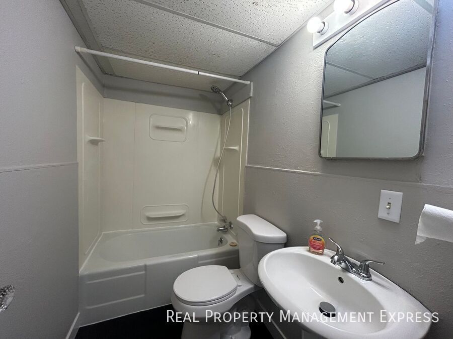 Building Photo - 1 Bedroom 1 Bathroom Unit in Sioux Falls