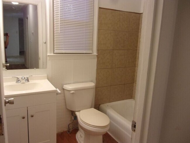 Building Photo - 3 Bedroom 1 Bath Brick Ranch - Recently Updated and Painted