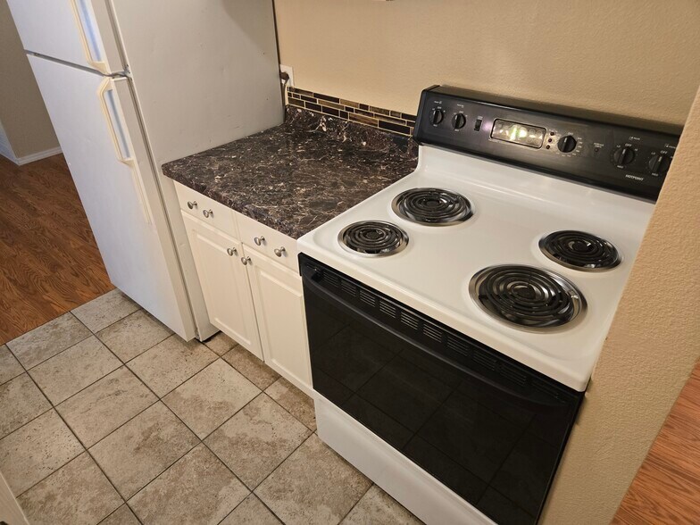 Building Photo - 2325 S Linden Ct
