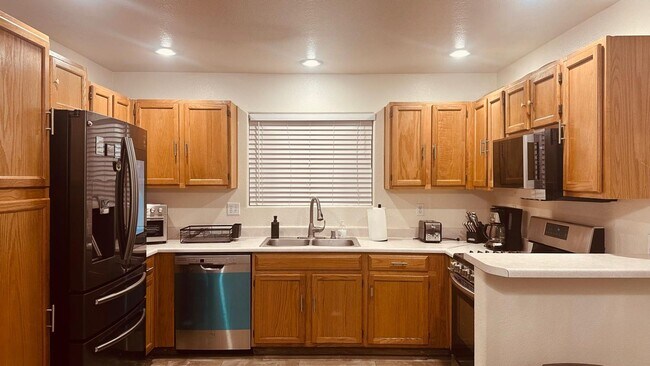 Building Photo - Furnished 3 Bedroom Home in Gated Community