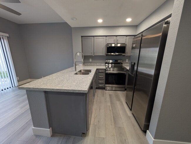 Building Photo - 2 Bedroom 2.5 Bath