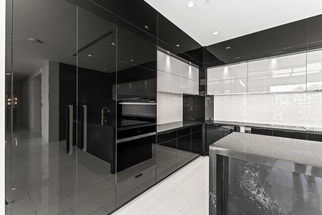 Building Photo - 6587 N Palmeraie Blvd