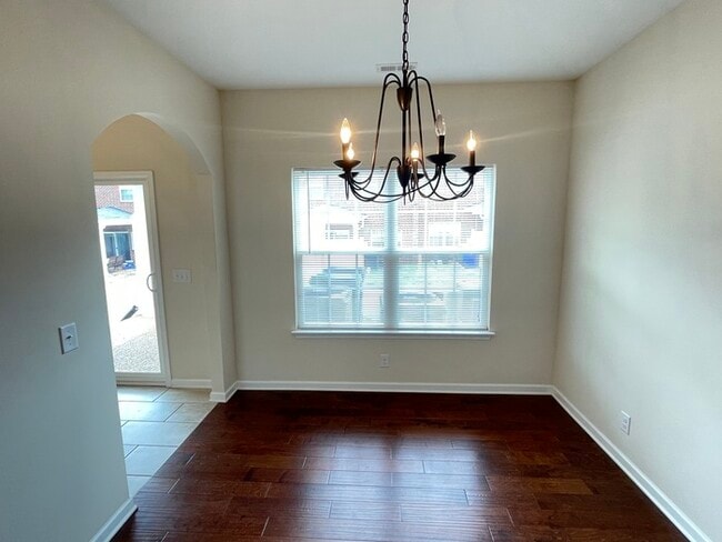 Building Photo - White House townhome- lawn care included, 1 car garage!