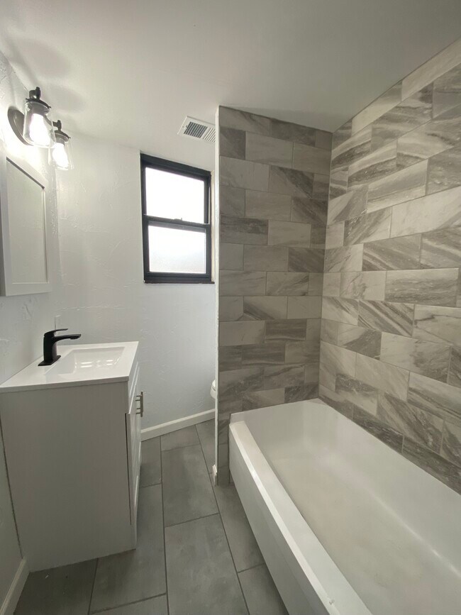 Building Photo - 2905 Glenmore Ave