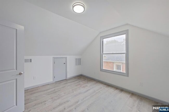 Building Photo - 170 Sunset Ave