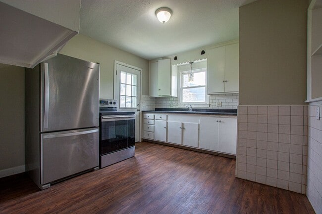 Building Photo - Cute 3 Bedroom / 1 Bath Home with Washer a...