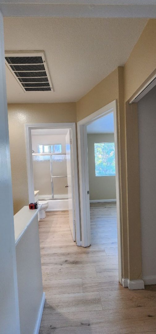 Building Photo - Nice Condo 2 Bedroom 1 Bath Off Street Parking in Great Area Valljeo