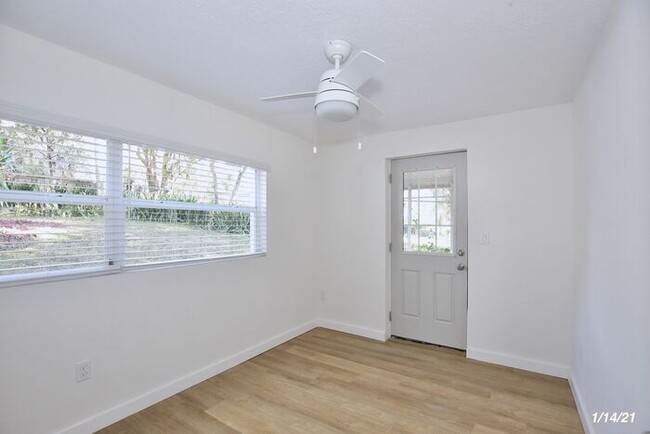 Building Photo - Stylish 3/2 Renovated Bungalow with a Deta...