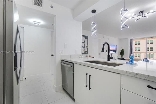Building Photo - 1200 Brickell Bay Dr