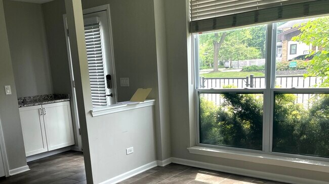 Building Photo - 948 Madison St