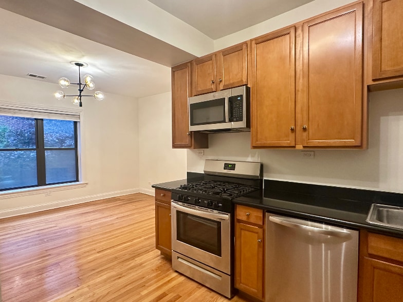 Building Photo - 903 W Cornelia Ave