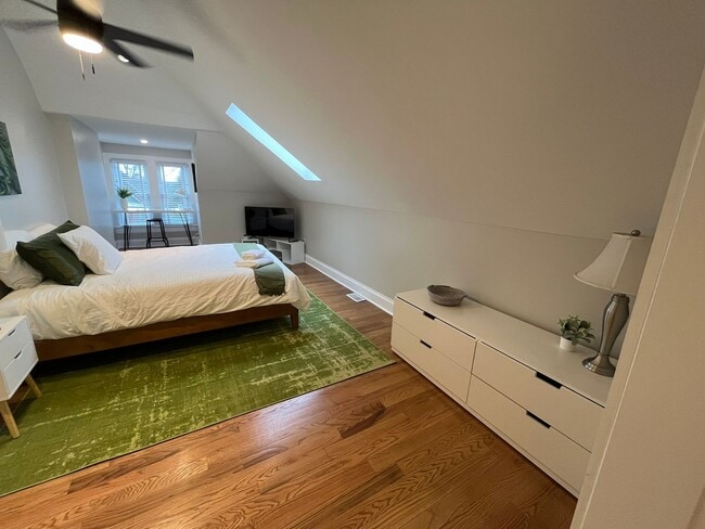 Building Photo - Dennison Ave 866-868 CR