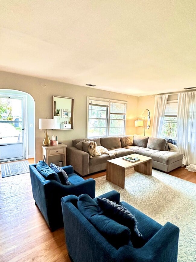 Building Photo - 2 Bedroom | 1 Bathroom Home – Downtown Cha...