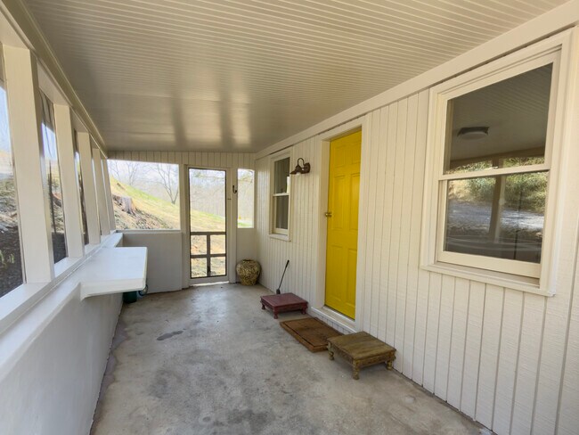 Building Photo - 37905 Snickersville Turnpike