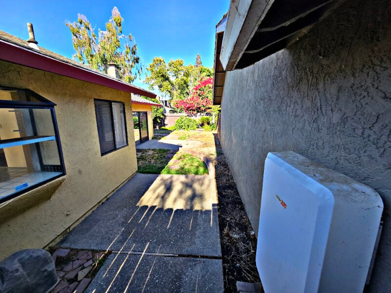 Building Photo - 5938 Land View Dr