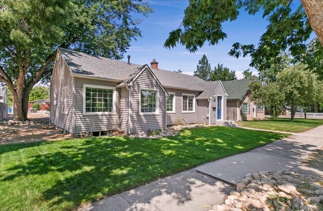 Building Photo - Bright, Spacious Home in Prime Southeast B...
