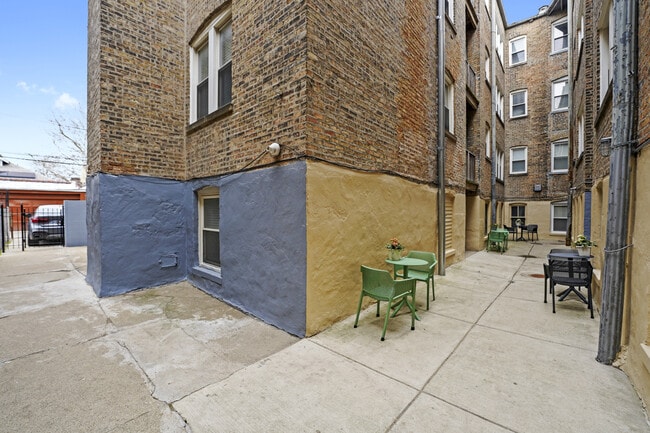 Building Photo - 4956 N Ridgeway Ave