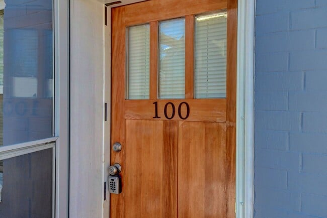 Building Photo - 4BR/2BA Beautiful Historic Home in the Highlands! AVAIL NOW