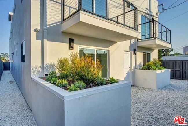 Building Photo - 2419 Cochran Ave