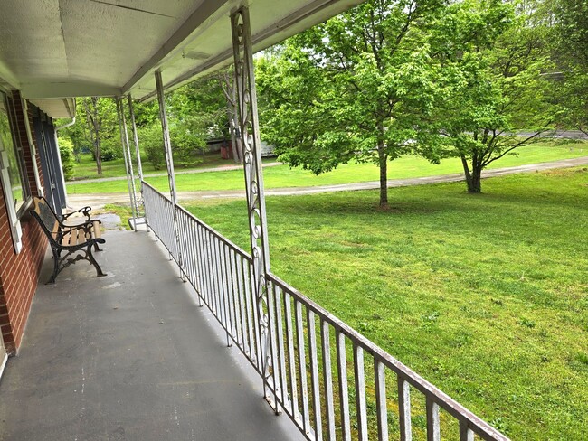 Building Photo - Roomy 3br country home with a sunroom!