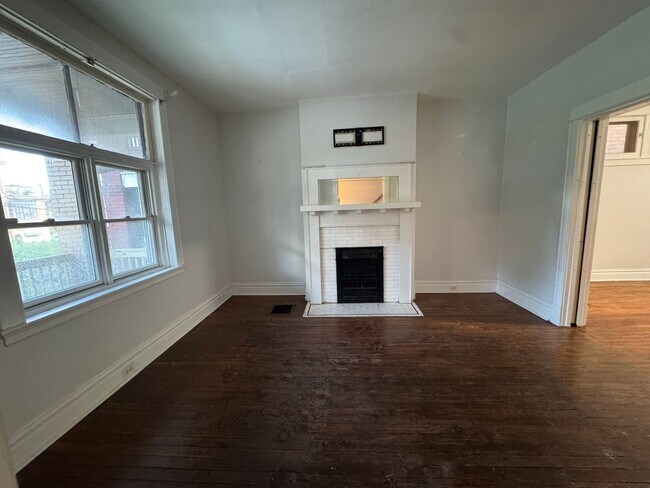 Building Photo - Pittsburgh, Mt. Washingtom Neighborhood- 3 Bedroom 1 Bath House, Yard