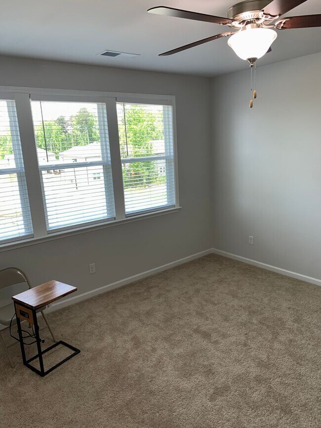 Building Photo - 600 Cunninghame Ct